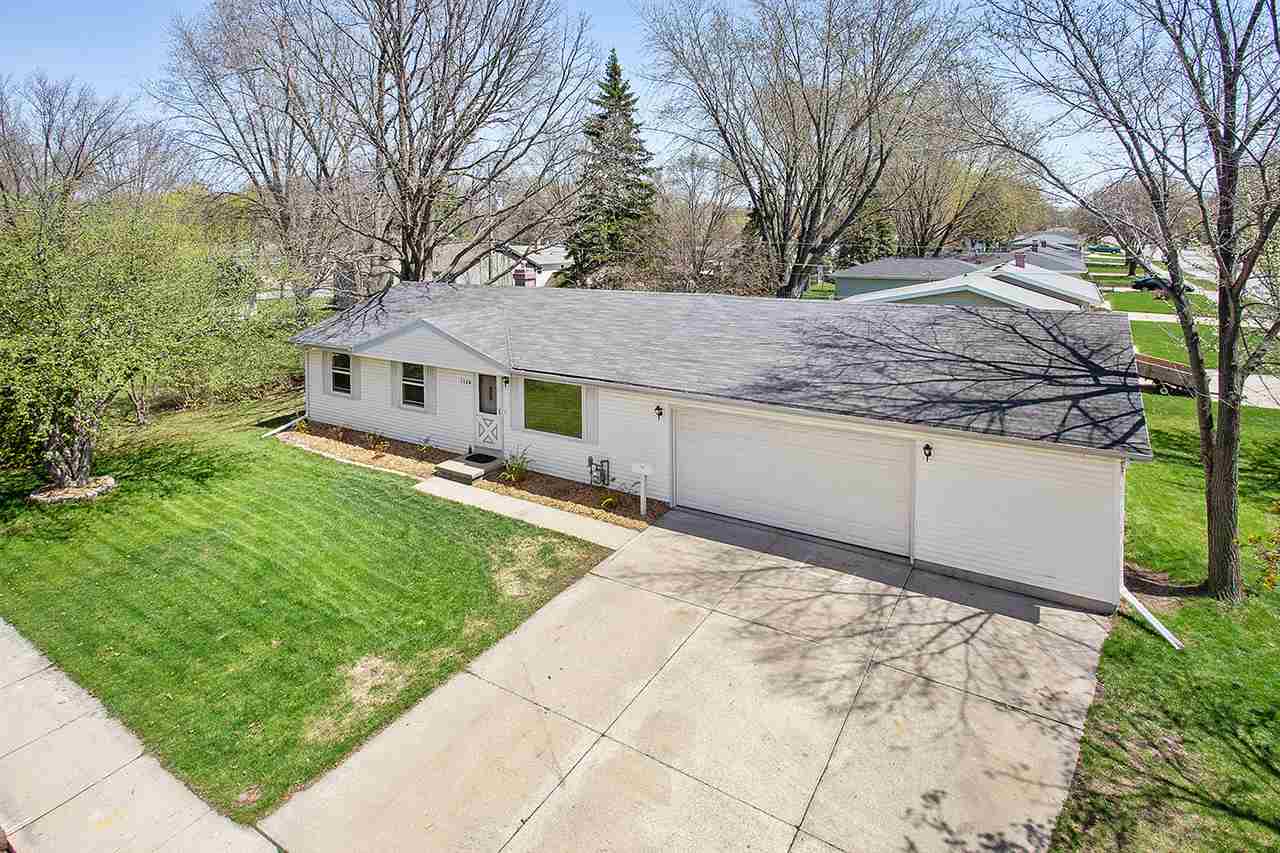 1129 SUBURBAN, De Pere, WI Starry Realty