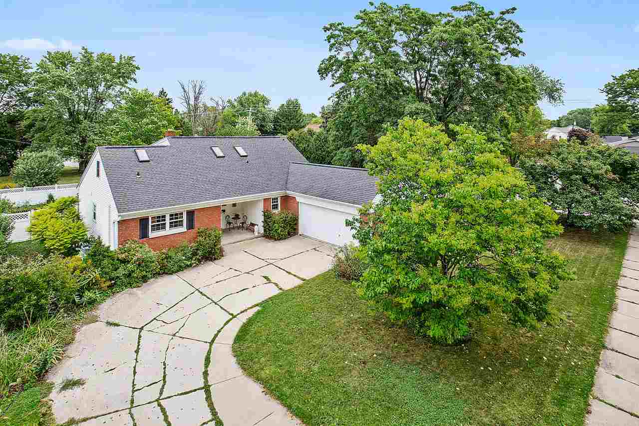 831 BOMIER, De Pere, WI Starry Realty