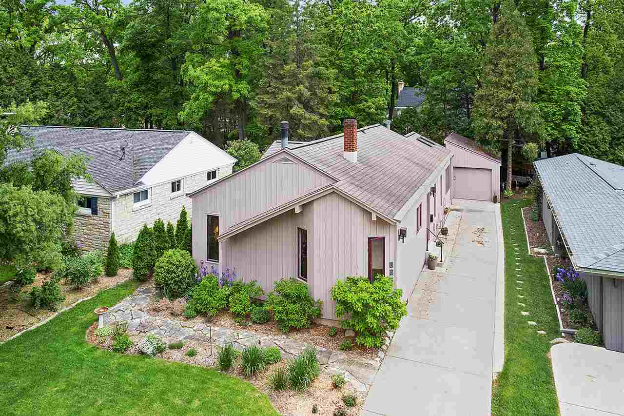 825 URBANDALE, De Pere, WI Starry Realty